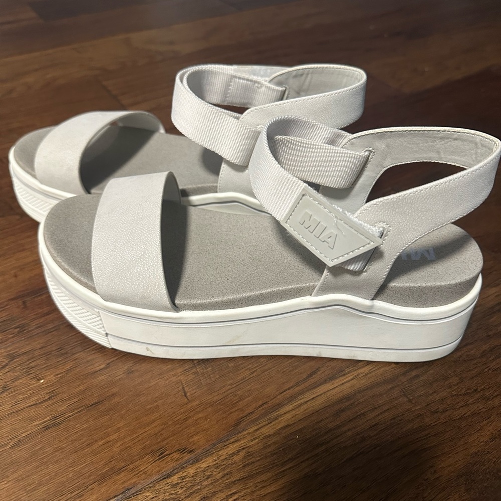 Mia Odelia Wedge Sandal size 10